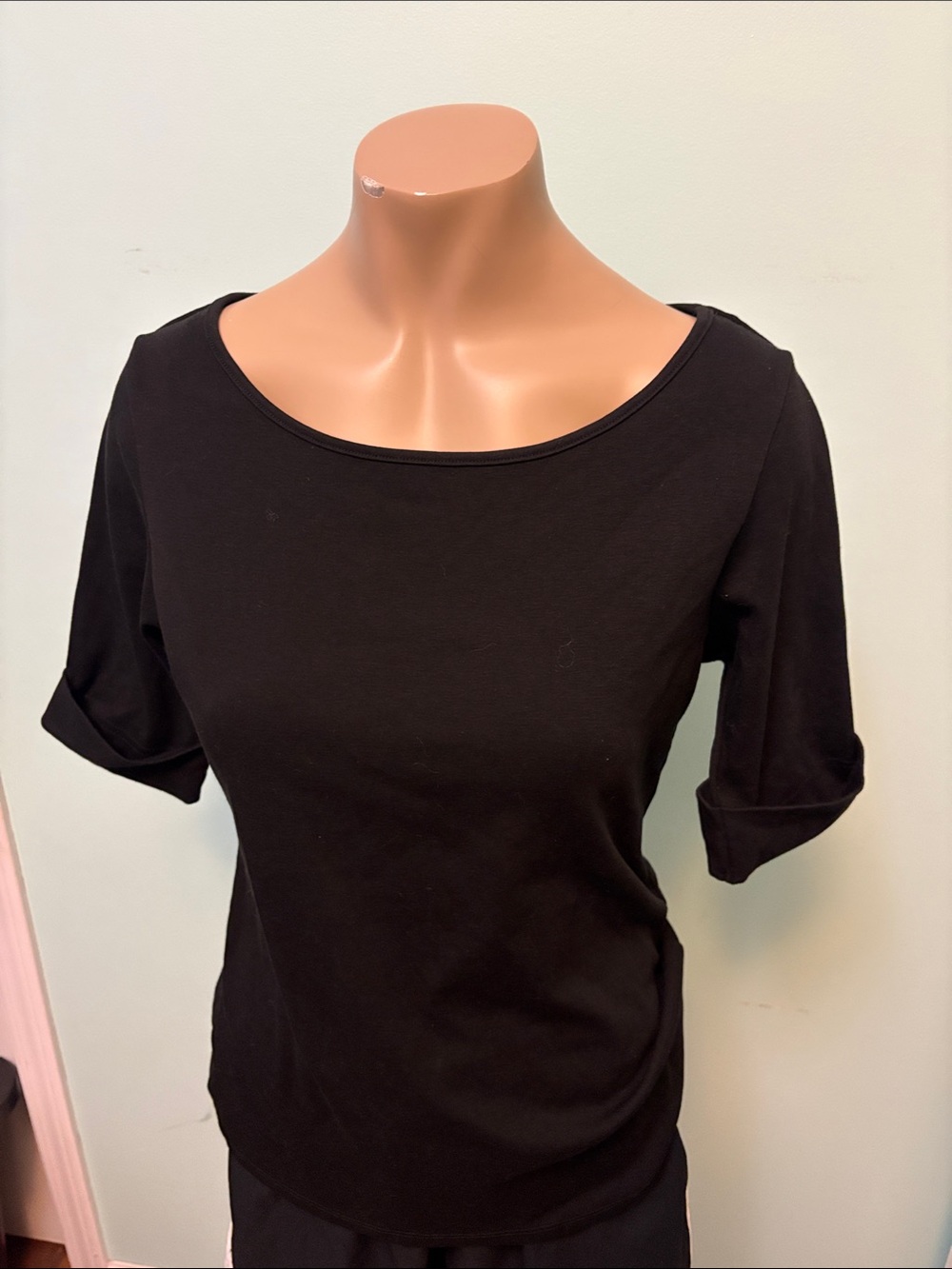 Ellen Tracy Black Scoop Neck Short Sleeve Top